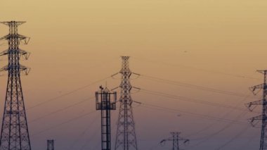 Tokyo, Japonya-20 Ocak 2020: Haneda uluslararası havaalanına ve Narita uluslararası havaalanına kışın doğuşundan önce üç uçak yaklaşıyor. 