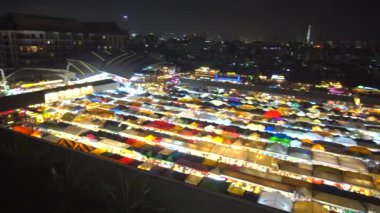 Bangkok, Tayland-24 Ocak 2020: Bangkok 'taki Ratchada Tren Gece Pazarı' nın panoramik manzarası 