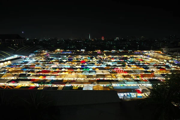 Bangkok, Tayland-24 Ocak 2020: Bangkok 'taki Ratchada Tren Gece Pazarı' nın panoramik manzarası 