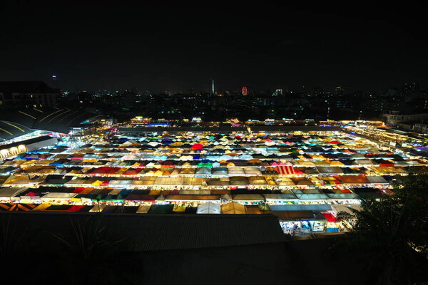 Бангкок, Таиланд - 24 января 2020 года: вид на ночной рынок Ратчада Трайн в Бангкоке
 