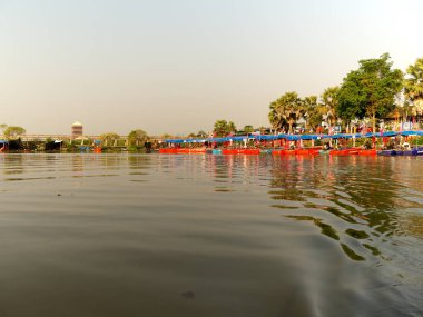 Udon Thani, Tayland-24 Ocak 2020: Udon Thani, Tayland 'daki Talay Bua Daeng veya Red Lotus Gölü' ndeki tekne kaydırağı veya iskele