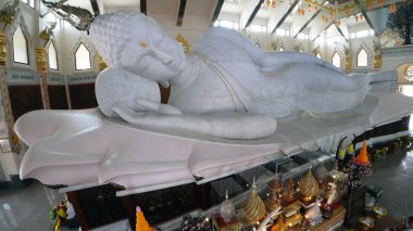 Udon Thani, Tayland-23 Ocak 2020: Tayland Udon Thani, Tayland 'daki Wat Pa Phu Kon' da uzanan beyaz mermer