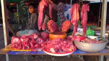 Preah Vihear, Kamboçya-26 Ocak 2020: Preah Vihear, Kamboçya 'daki 62 numaralı otoyol boyunca Sra' aem Market 'te açık market