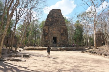 Kampong Thom, Kamboçya-25 Ocak 2020: Kamboçyalı kadın S1 Sambor Prei Kuk veya Prasat Yeah Puon Kampong Thom, Kamboçya 'da fotoğraf çekiyor