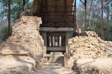 Kampong Thom, Kamboçya-25 Ocak 2020: Sambor Prei Kuk 'ta Prasat Yeah Puon adlı bir tapınak