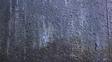 Tokyo, Japonya-20 Şubat 2020: Beton duvardaki su akıntısı