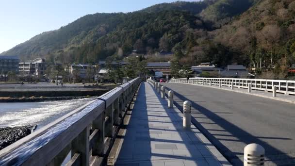 Kyoto Giappone Febbraio 2020 Attraversamento Del Ponte Togetsu Kyo Arashiyama — Video Stock