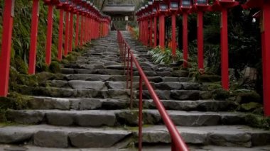 Kyoto, Japonya-25 Şubat 2020: Kyoto 'daki Kifune Tapınağı' na Stone basamakları