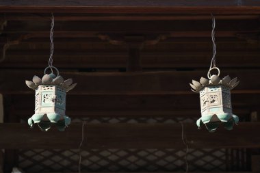 Bir Budizm tapınağında geleneksel bronz fenerler asılı.