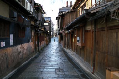 Kyoto, Japonya-27 Şubat 2020: Gion Kiritooshi Caddesi, sabah yağmurundan sonra