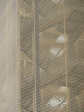 Tokyo, Japonya-15 Nisan 2020: Tokyo 'daki Apartman Binası' nın demir parmaklıklarıyla Açık Hava Kaçış Merdiveni