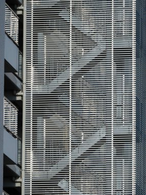 Tokyo, Japonya-15 Nisan 2020: Tokyo 'daki Apartman Binası' nın demir parmaklıklarıyla Açık Hava Kaçış Merdiveni