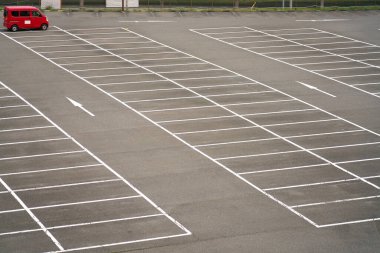 Tokyo, Japonya-16 Nisan 2020: Tokyo 'da bir parkta sosyal mesafe