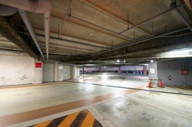 Tokyo, Japonya-17 Nisan 2020: Tokyo, Japonya 'daki çok katlı spiral otoparkın zemin veya eğimi