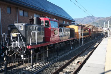 Kyoto, Japonya-24 Şubat 2020: Sagano Romantik treni Arashiyama, Kyoto 'da rutin kontroller için Saga Torokko istasyonuna park etti
