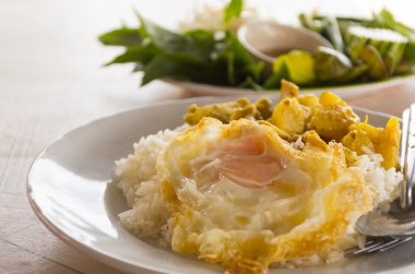 Masa üzerinde Chili Paste ile pirinç köri Tay tarzı ve sebze ile. Tayland sokak gıdalar, yakın çekim