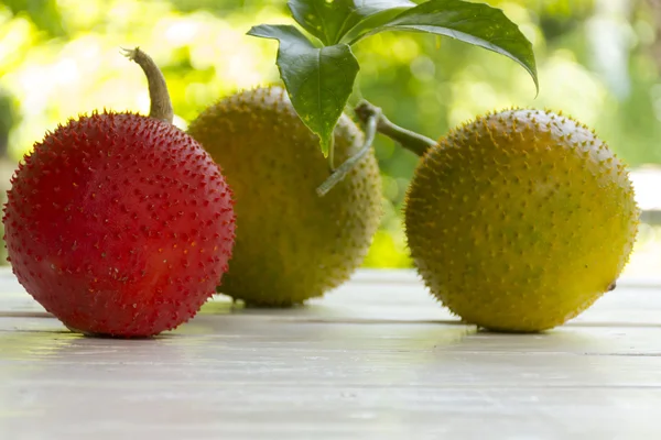 Дитячий джекфрут на дерев'яному білому фоні. фрукт для здоров'я та блиску — стокове фото