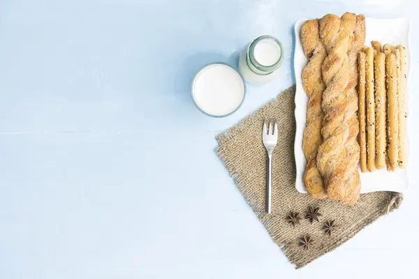 Tablo arka plan breadsticks ve gök mavisi üzerinde süt. Yemek veya gıda relax ve tatil ile yemek saati. Üstten Görünüm