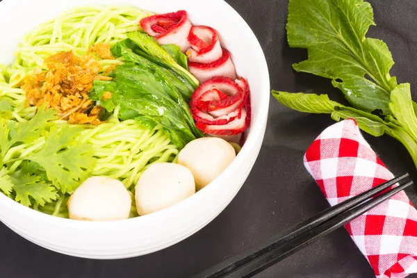 Noodles in Thailand Ba-Mee-Moo-Dang or pasta of Asia and dried noodles with ingredient on black table.Close up and top view. — Stock Photo, Image