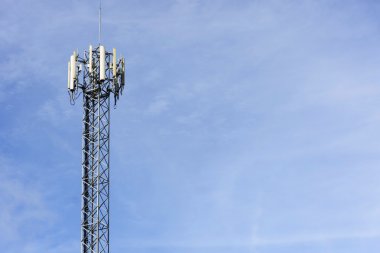 Anten Kulesi gökyüzü arka plan üzerinde iletişim.