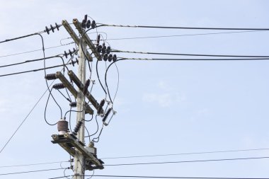 elektrik direğine mavi gökyüzü arka plan üzerinde. Yakınlaştır
