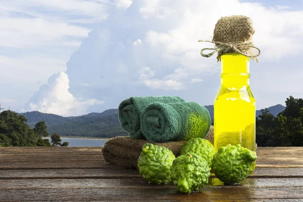 Güney Afrika'da bir kabile kireç ve bergamot şampuan şişesi üzerinde ahşap masa. Ürün saç spa için