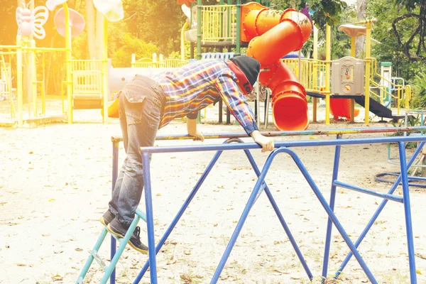 Oyun alanında oynayan çocuk. Veya oynarken onun aktivite ile mutlu ve komik bir çocuktur. Küçük çocuk deneyimi. — Stok fotoğraf