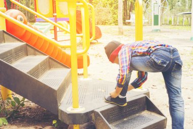 Çocuk oyun alanında ayakkabı bağlama. Yakınlaştır