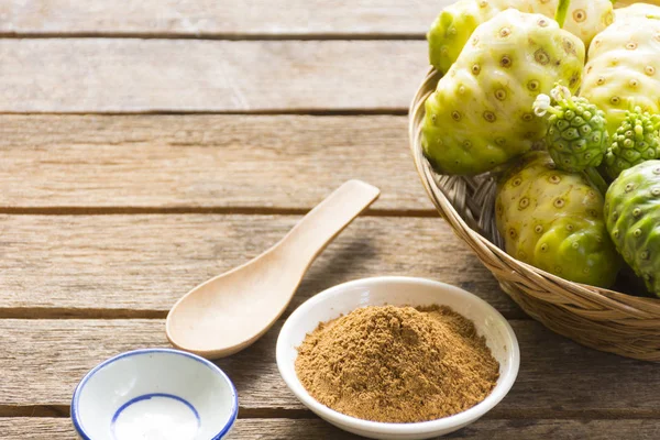 Noni fruit and noni powder on wooden table.Fruit for health and herb for health — Stock Photo, Image