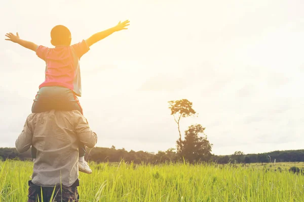 Dağ Manzaralı Aile, mutlu ile seyahat ve dağ ve güneş manzaralı piknik veya baba ve oğul