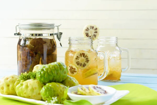Fermente noni noni suyu yeşil kareli kumaş ile yemek ve noni dilim Noni meyve.