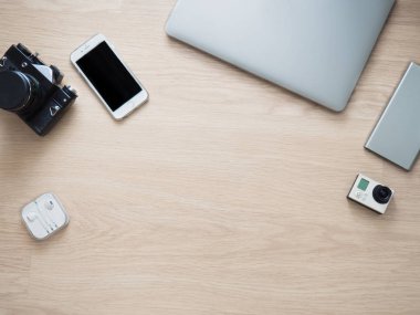 Fotoğraf makinesi telefon ile eğitim işyeri sahne ahşap masa