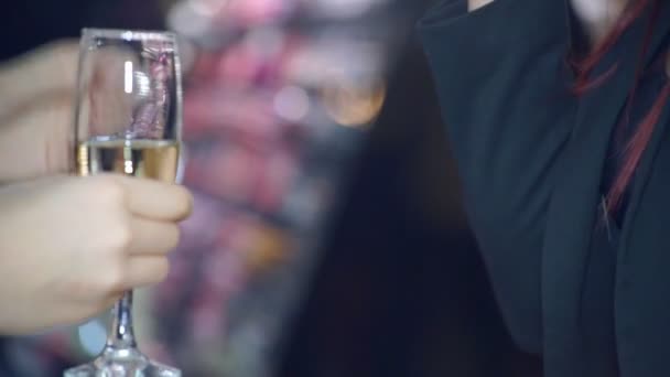 Шампанское в женских руках — стоковое видео