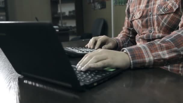 Керувати офісному комп'ютері — стокове відео