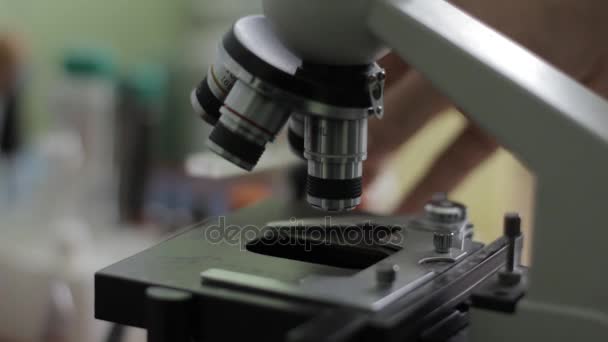 Лабораторний аналіз мікроскоп — стокове відео