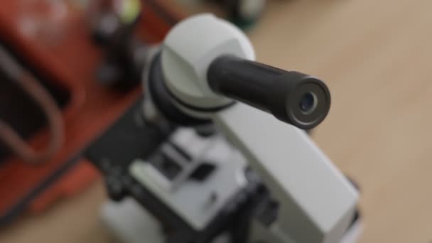 Análisis de laboratorio del microscopio — Vídeo de stock