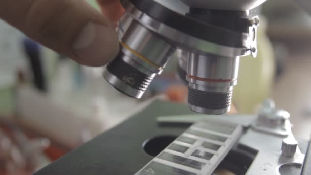 Microscoop laboratoriumanalyse — Stockvideo