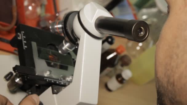 Analisi di laboratorio al microscopio — Video Stock