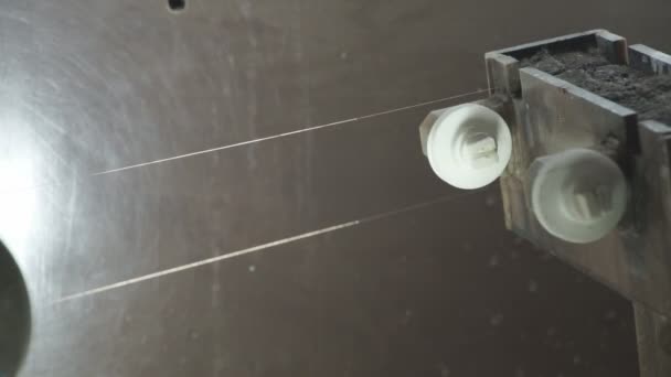 Sarmal bakır iş parçacığında bir biriktirme — Stok video