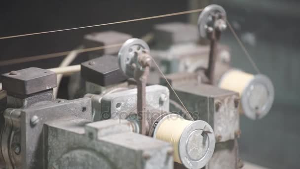 糸巻きに糸を銅のコイル — ストック動画