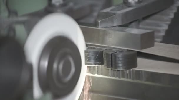 Machine de traitement des métaux — Video