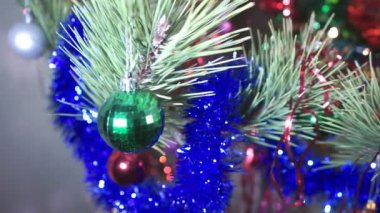 Oyuncaklarla Noel ağacı