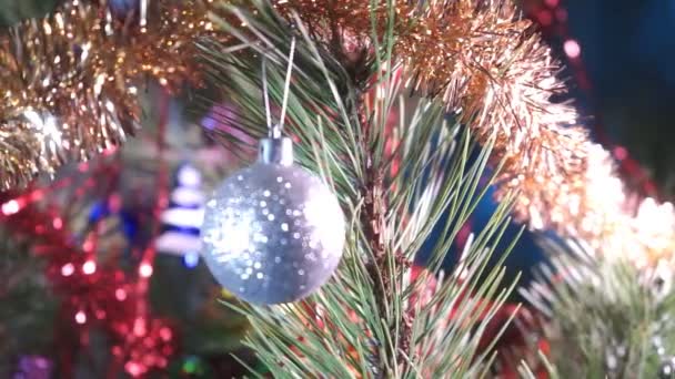 Рождественская елка с игрушками — стоковое видео