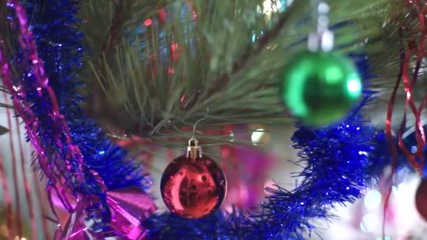 Kerstboom met speelgoed — Stockvideo