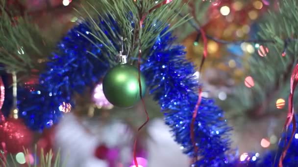 Kerstboom met speelgoed — Stockvideo