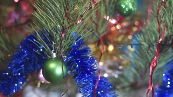 Kerstboom met speelgoed — Stockvideo