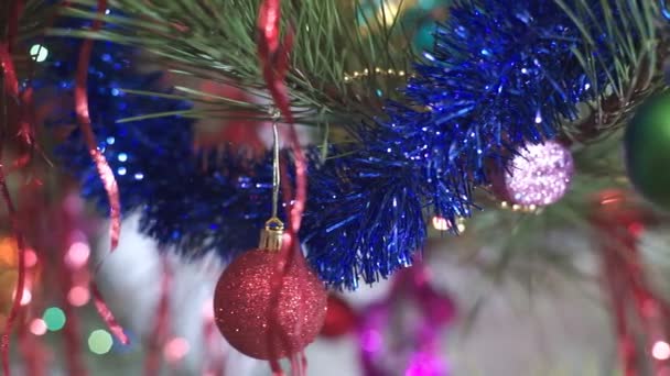 Kerstboom met speelgoed — Stockvideo