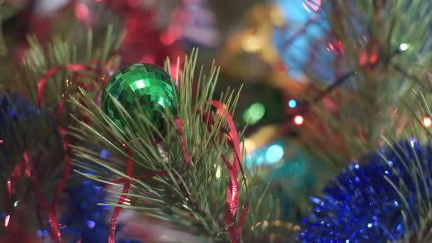 Χριστουγεννιάτικο δέντρο με παιχνίδια — Αρχείο Βίντεο