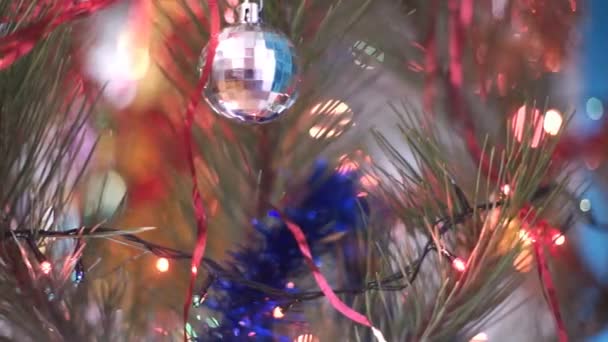 Karácsonyfa játékokkal — Stock videók