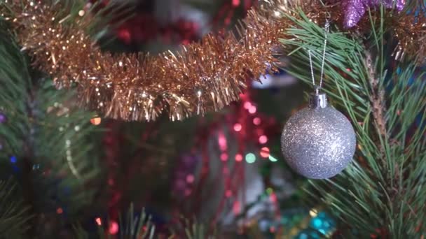 Kerstboom met speelgoed — Stockvideo